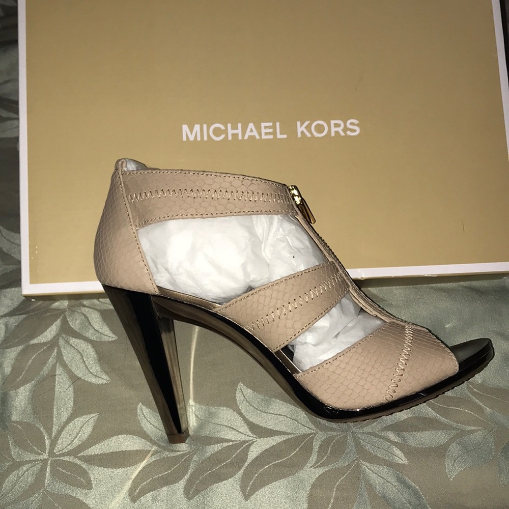 Michael Kors Sandals with Metallic Pump